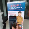 Ilustrasi: Spanduk peringatan dilarang judi online untuk ASN. Foto: Dimas Rachmatsyah / Jabar Ekspres