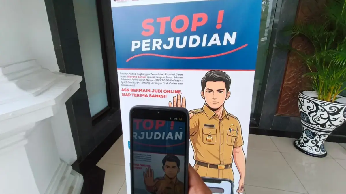 Ilustrasi: Spanduk peringatan dilarang judi online untuk ASN. Foto: Dimas Rachmatsyah / Jabar Ekspres