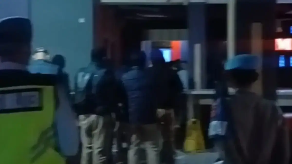 Ist. Petugas gabungan Ditres Narkoba Polda Jabar saat menggelar razia di sejumlah tempat hiburan malam yang be