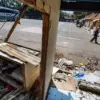 Pedagang berjalan di samping reruntuhan kios miliknya di Terminal Cicaheum, Kota Bandung, Selasa (25/8/2026).