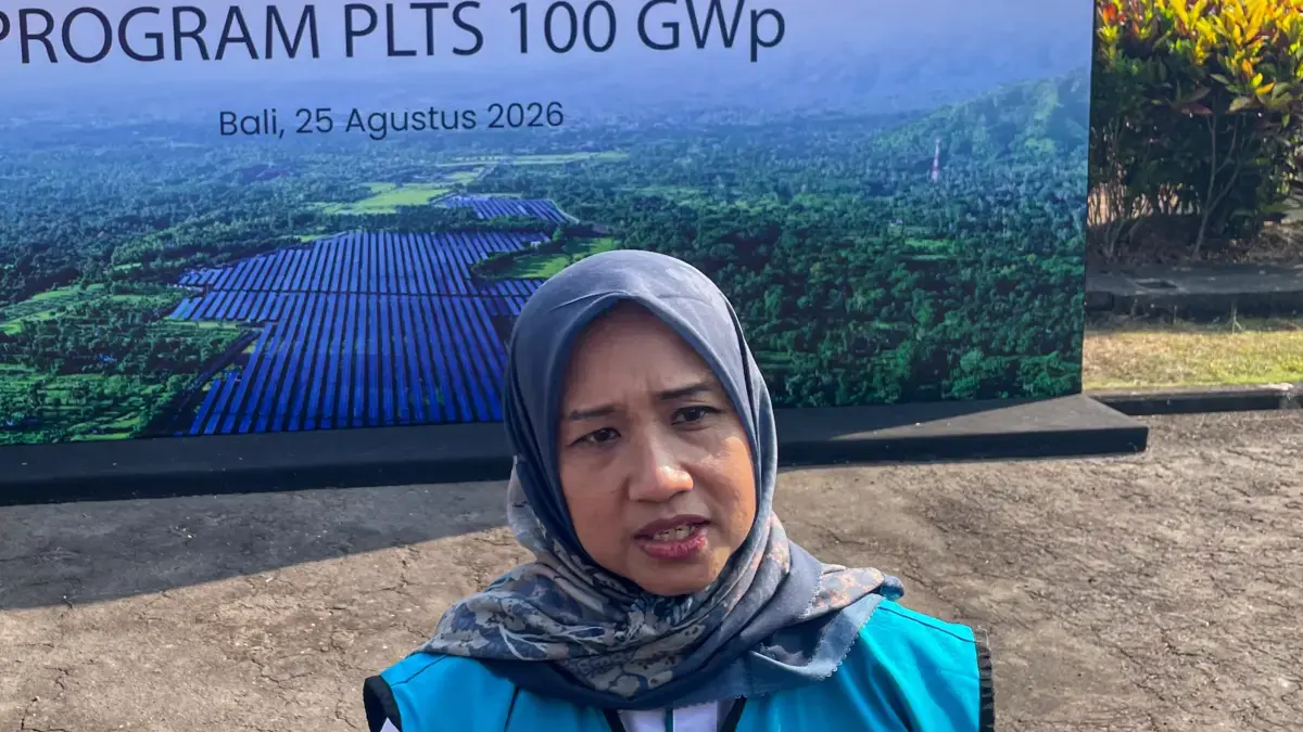 Direktur Keuangan PT Indo ACWA Tenaga, Yeni Nurita saat ditemui di kawasan Waduk Saguling, Bandung Barat. Sela