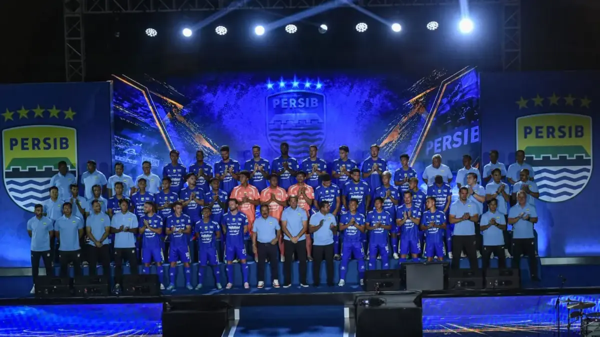 Pemain dan ofisial tim Persib Bandung diperkenalkan kepada penonton saat peluncuran jersey dan tim Persib Band