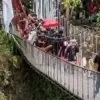 Detik-Detik Jembatan Gantung di Pangandaran Ambruk Usai Diresmikan Bupati