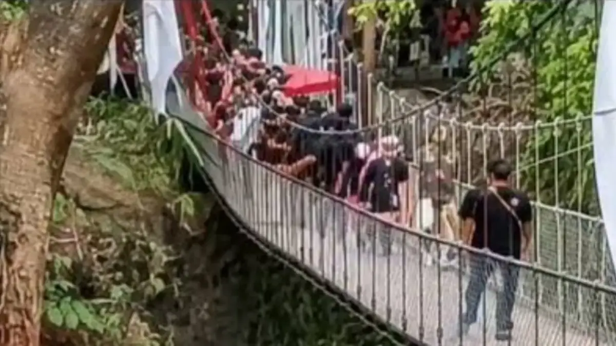 Detik-Detik Jembatan Gantung di Pangandaran Ambruk Usai Diresmikan Bupati