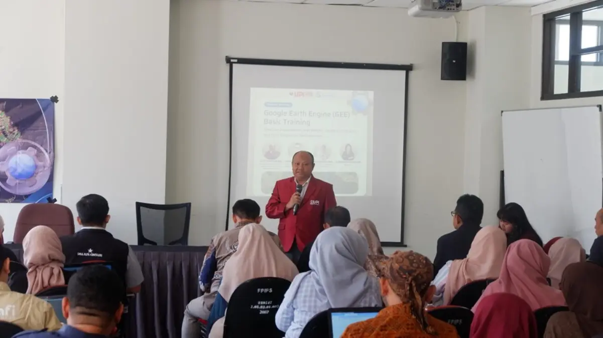 UPI dan MGMP Jabar Perkuat Kompetensi Pembelajaran Digital Bagi Guru Geografi Bandung Raya Guru Geografi Bandung Raya Dibekali Teknologi Google Earth Engine, UPI dan MGMP Jabar Perkuat Kompetensi Pembe