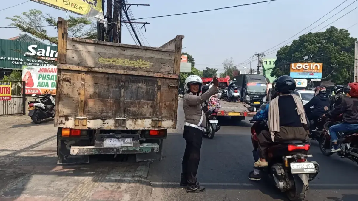 Truk Diduga Alami Gas Macet, Tabrak Beruntun 6 Kendaraan di Cileunyi kecelakaan