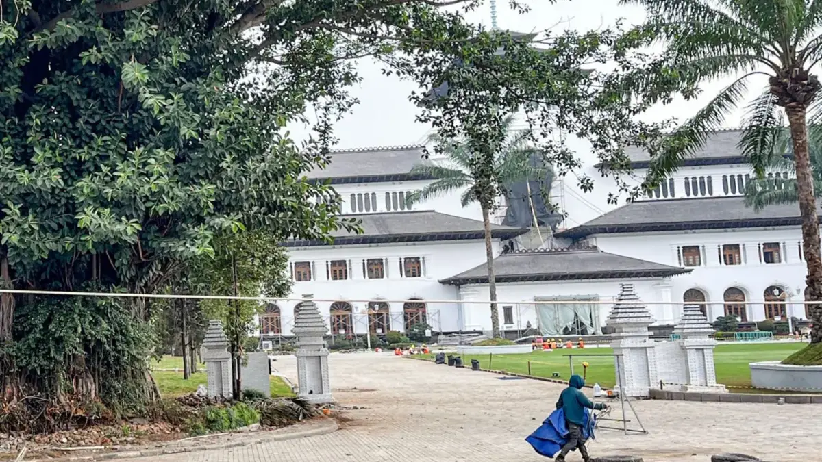Penataan Halaman Gedung Sate Dikebut, Dedi Mulyadi Beri Tenggat hingga 10 Agustus Harus Rampung! Penataan Halaman Gedung Sate Dikebut, Dedi Mulyadi Beri Tenggat hingga 10 Agustus Harus Rampung!