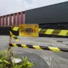 Garis segel di lokasi penebangan 10 pohon diduga tanpa izin di Jalan Riau, Kota Bandung, Rabu (5/8/2026). Foto