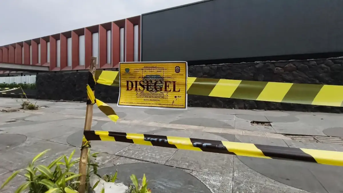 Garis segel di lokasi penebangan 10 pohon diduga tanpa izin di Jalan Riau, Kota Bandung, Rabu (5/8/2026). Foto