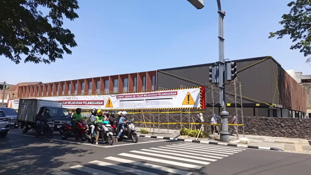 Lanjutan Penebangan Pohon, Satpol PP Segel Videotron Lapangan Padel Six Nine Cihapit Lanjutan Penebangan Pohon, Satpol PP Segel Videotron Lapangan Padel Six Nine Cihapit