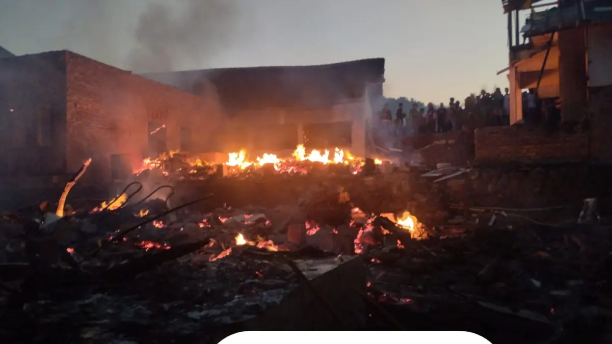 Korsleting Diduga Jadi Pemicu, Kebakaran Hebat Hanguskan 11 Rumah dan Sekolah di Sodonghilir Tim gabungan berjibaku padamkan kebakaran hebat di Sodonghilir