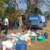 Kemarau Makin Parah, Petugas Gabungan Salurkan 11.500 Liter Air Bersih di Desa Tanjungjaya