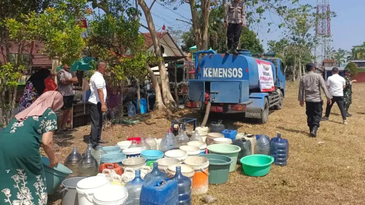 Kemarau Makin Parah, Petugas Gabungan Salurkan 11.500 Liter Air Bersih di Desa Tanjungjaya Kemarau Makin Parah, Petugas Gabungan Salurkan 11.500 Liter Air Bersih di Desa Tanjungjaya