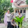 Kapolres Banjar AKBP Didi Dewantoro memasang tiang bendera dari bambu di lingkungan RW 11 Desa Raharja, Kecama