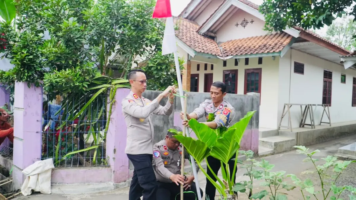 Kapolres Banjar AKBP Didi Dewantoro memasang tiang bendera dari bambu di lingkungan RW 11 Desa Raharja, Kecama