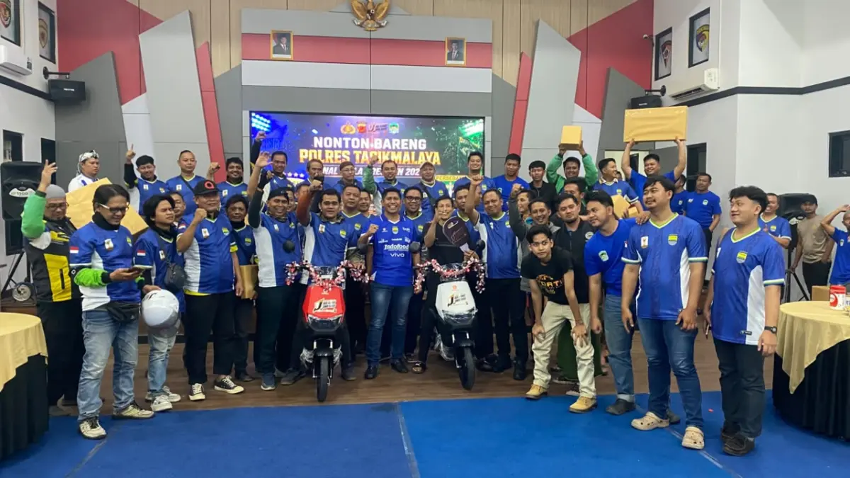 Kapolres serahkan hadiah nobar. Foto : Humas Polres