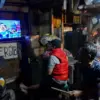 Sejumlah pedagang menyaksikan laga final Piala Presiden Elite 2026 antara Persib Bandung melawan Persebaya Sur