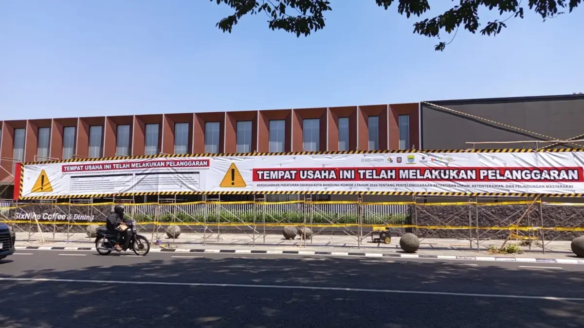 Penyegelan di area Lapangan Padel Six Nine Cihapit (son)