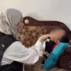 Seorang petugas kesehatan saat memeriksa kesehatan anak penderita penyakit langka Mukopolisakaridosis Tipe IV