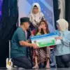 Bupati Cecep didampingi isteri saat menyerahkan bantuan bedah rumah kepada penerima secara simbolik pada rangk