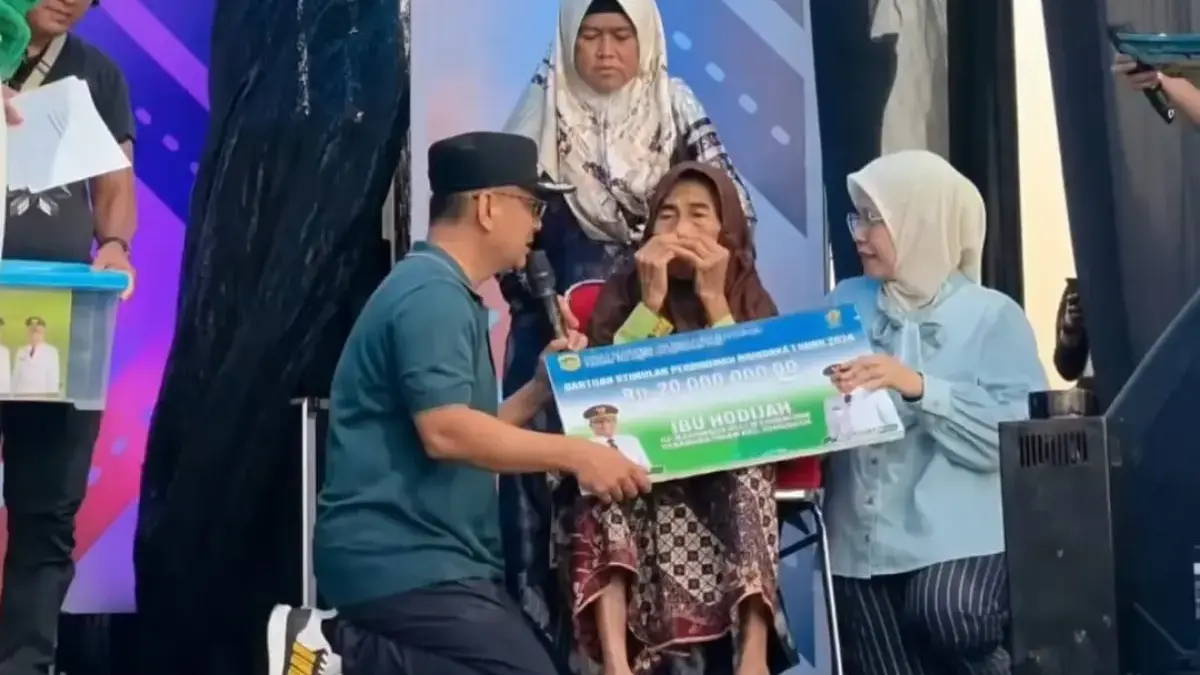 193 Warga Tasikmalaya Terima Bantuan Stimulan Perumahan Swadaya, Anggaran Capai Rp3,86 Miliar Bupati Cecep didampingi isteri saat menyerahkan bantuan bedah rumah kepada penerima secara simbolik pada rangk