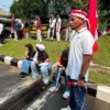 Warga Ciluwer, Kecamatan Bogor Utara, Kota Bogor, yang sengaja mengajak ketiga anaknya mengikuti Kirab Merah P