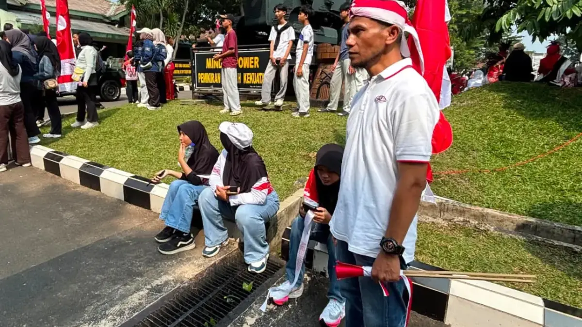Warga Ciluwer, Kecamatan Bogor Utara, Kota Bogor, yang sengaja mengajak ketiga anaknya mengikuti Kirab Merah P