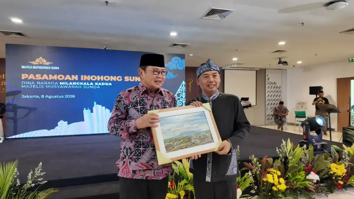 Ketua Komisi I DPRD Jawa Barat Rahmat Hidayat Djati (kanan) di sesi Pasamoan Inohong Sunda. (Dok Humas)