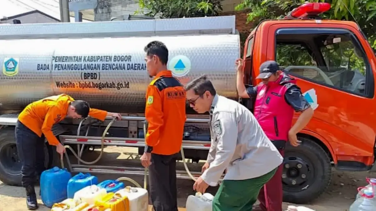 Sebanyak 450 Ribu Warga di Jabar Kekeringan, Pemerintah Guyur 8,7 Juta Liter Air Bersih Ilustrasi distribusi air bersih. (Dok BPBD)