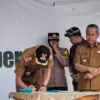 Pemerintah pusat dan daerah serta pengusaha tambang saat menandatangani 8 komitmen tobat ekologi di Kawasan Wi
