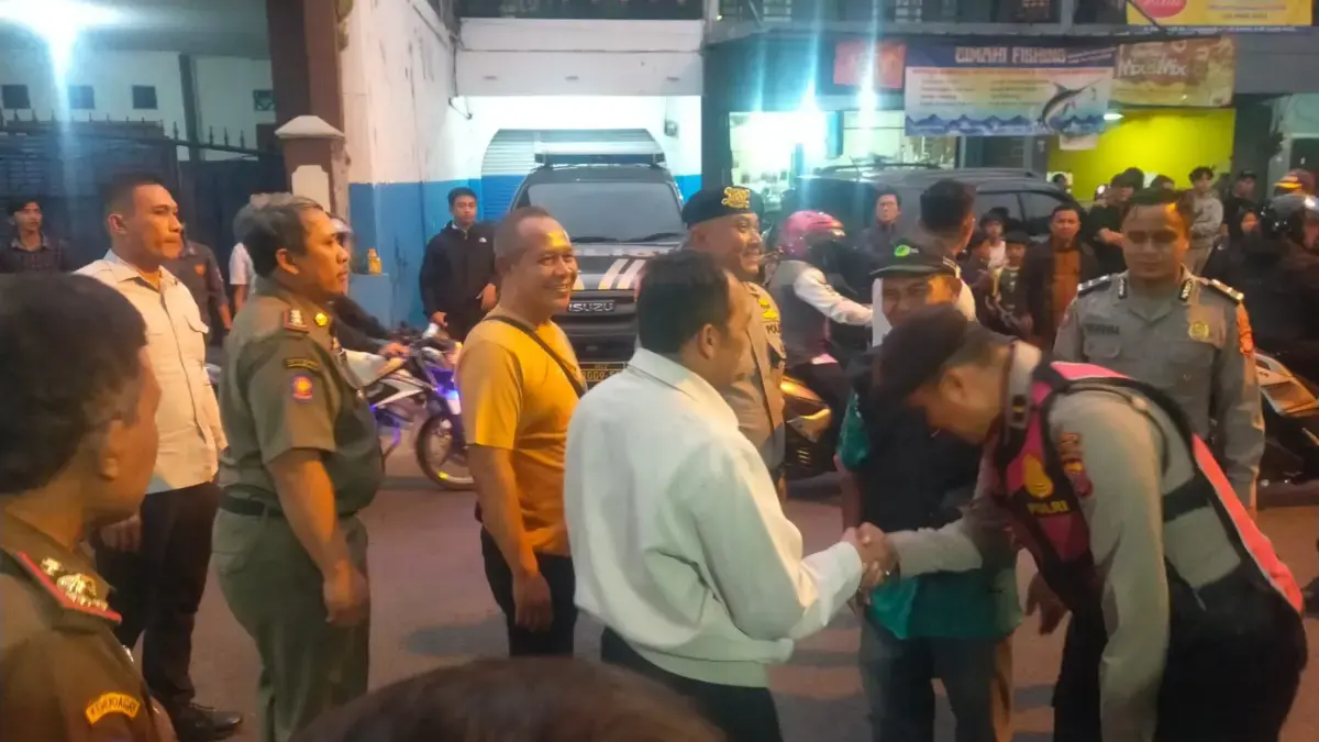 Razia Miras Kerap Bocor, Ngatiyana Turun Langsung Berantas Peredaran di Cimahi Wali Kota Cimahi, Ngatiyana saat Turun Tangan Berantas Miras di Leuwigajah Cimahi Selatan (mong)