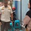 Kepala Satpol PP dan Pemadam Kebakaran Kota Cimahi, Mokhamad Syamsul Maarif saat Berbincang dengan Salah Satu