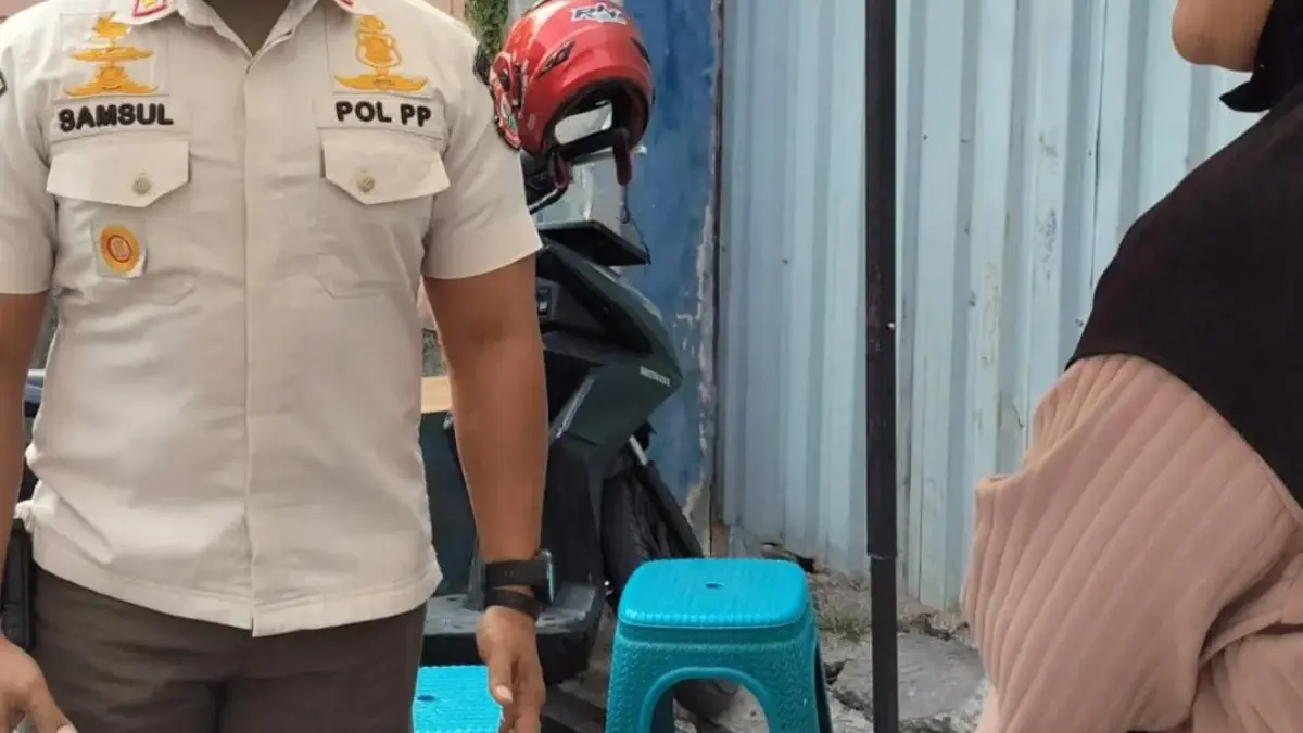 Kepala Satpol PP dan Pemadam Kebakaran Kota Cimahi, Mokhamad Syamsul Maarif saat Berbincang dengan Salah Satu