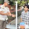 Kasatpol PP dan Damkar Cimahi, Mokhamad Syamsul Maarif saat Memberikan Himbauan Kepada PKL (Mong)