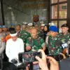 Kapendam III/Siliwangi Kolonel Inf Mahmudin saat konferensi pers insiden tabrak lari yang menewaskan seorang a