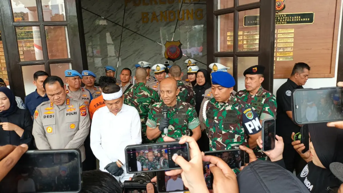 Kodam III/Siliwangi Periksa Dua Anggota TNI yang Jadi Saksi Kasus Tabrak Lari di Jalan Merdeka Bandung Kapendam III/Siliwangi Kolonel Inf Mahmudin saat konferensi pers insiden tabrak lari yang menewaskan seorang a