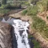 Pantauan udara memperlihatkan busa keluar mencemari Sungai Cihaur Kecamatan Padalarang, Bandung Barat. Dok Jab