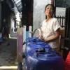Warga menggunaka jerigen untuk mengambil air di rumah tetangga akibat kekeringan. Foto: Dimas Rachmatsyah / Ja