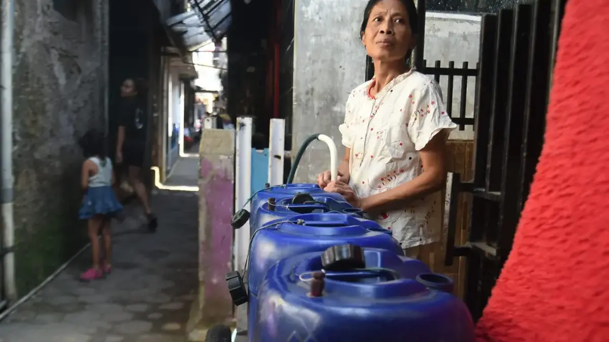 Warga menggunaka jerigen untuk mengambil air di rumah tetangga akibat kekeringan. Foto: Dimas Rachmatsyah / Ja