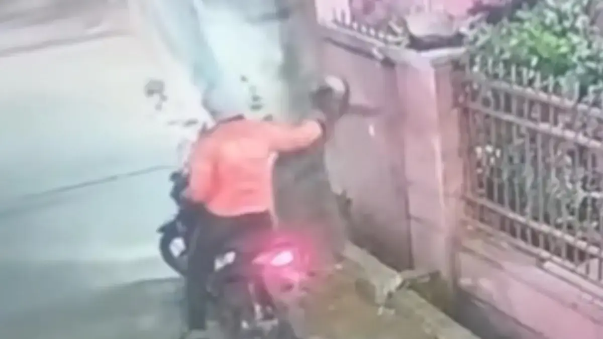 Nenek 88 Tahun Jadi Korban Jambret di Andir, Pelaku Terekam CCTV Kabur ke Arah Bundaran Sudirman Tangkap layar unggahan sosial media terkait adanya aksi jambret terhadap seorang nenek Berusia 88 Tahun di wi