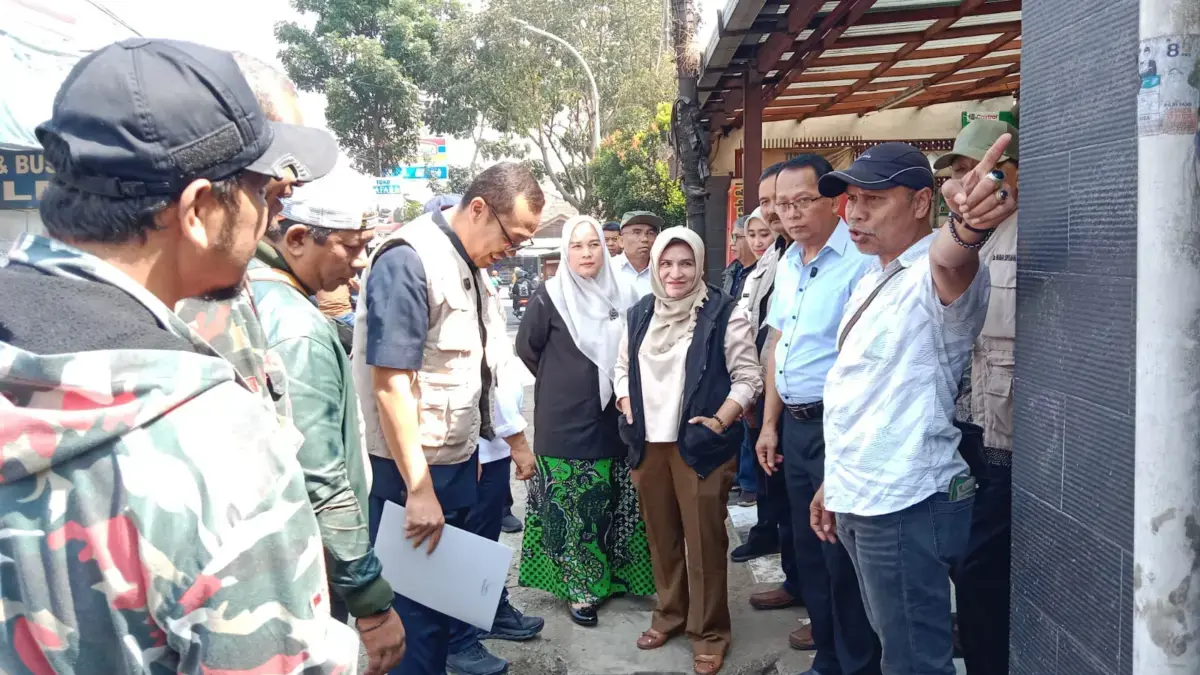 Komisi III DPRD Cimahi saat Sidak Limbah Cair di Saluran di Kawasan Jalan Lurah, Cimahi Tengah (Mong)