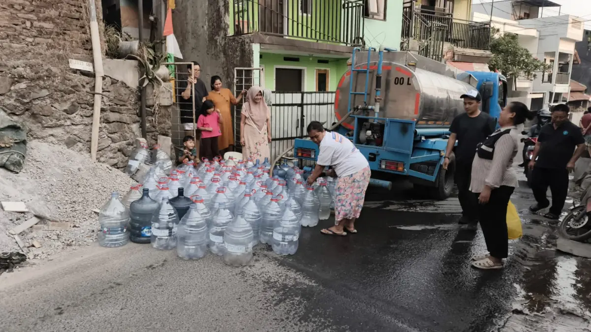 Antisipasi Kekeringan, DPKP Cimahi Siapkan Distribusi Air Bersih Diperluas ke Sejumlah Wilayah Penanggulangan kekeringan rw 11 Pasirkaliki (Doc. DPKP Cimahi)