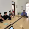 Caption: Koordinator Divisi SDM, Organisasi, dan Diklat Bawaslu Kota Cimahi Ahmad Hidayat pimpin rapat persiap