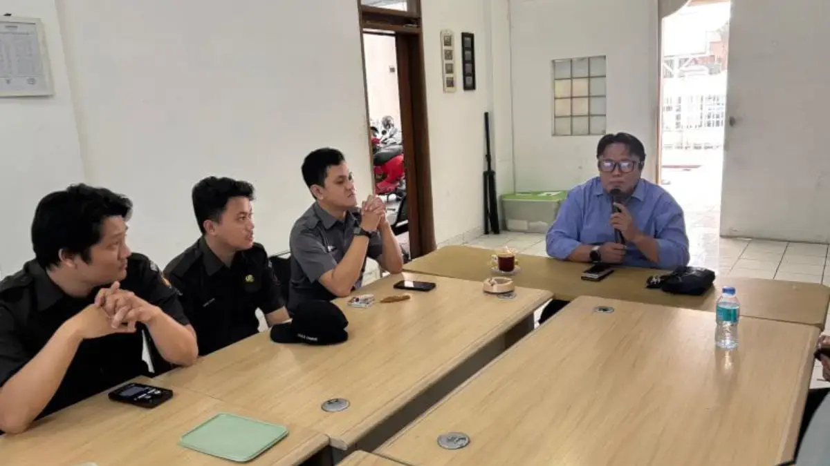 Caption: Koordinator Divisi SDM, Organisasi, dan Diklat Bawaslu Kota Cimahi Ahmad Hidayat pimpin rapat persiap