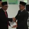 Bupati menyerahkan SK Pelantikan Direksi PT LKM Pancatengah Perseroda