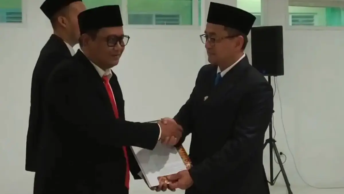 Direksi Baru LKM Pancatengah Dilantik, Bupati Cecep Minta Kepercayaan Masyarakat Dikembalikan Bupati menyerahkan SK Pelantikan Direksi PT LKM Pancatengah Perseroda