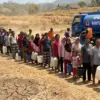Warga antre mendapatkan bantuan air bersih dari mobil tanki. Sementara di Kota Banjar, warga sudah kesulitan a