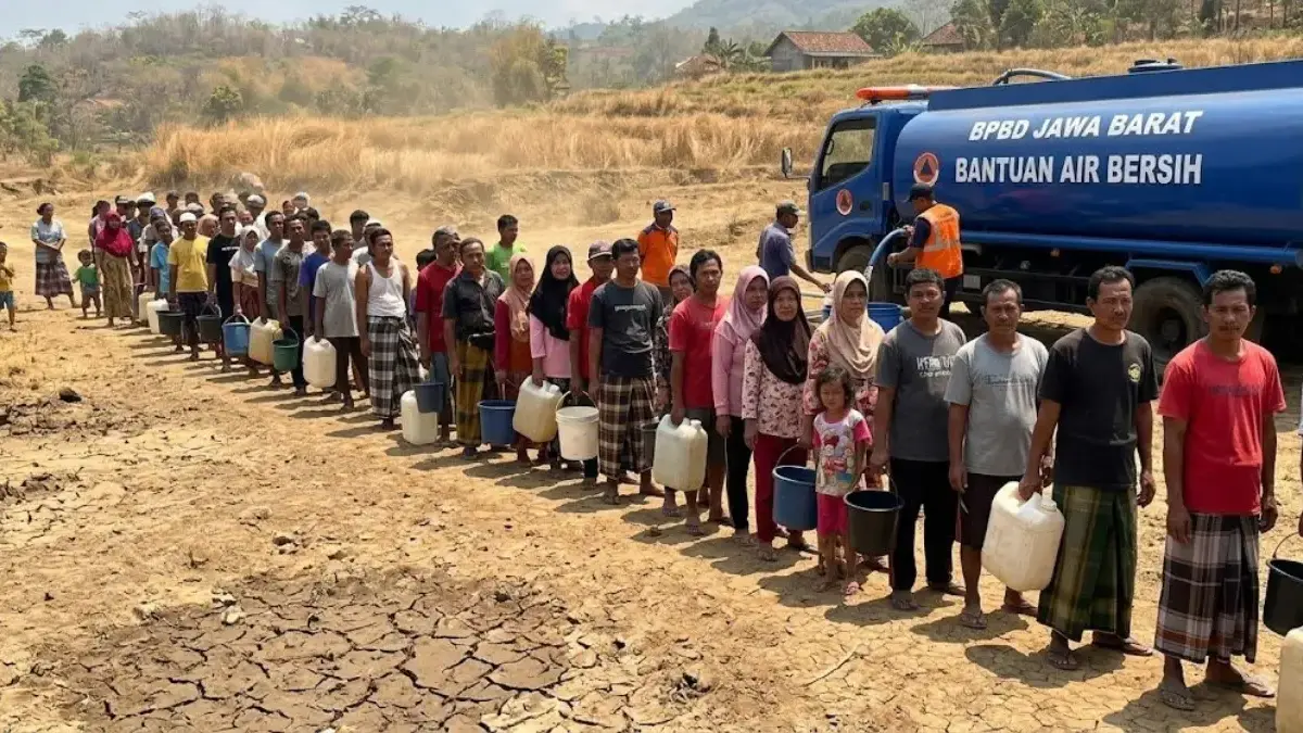 Warga antre mendapatkan bantuan air bersih dari mobil tanki. Sementara di Kota Banjar, warga sudah kesulitan a