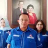 Incumbent Anton Sukartono Suratto (tengah) selepas pendaftaran di Kantor DPD Partai Demokrat, Kamis (13/8). (s
