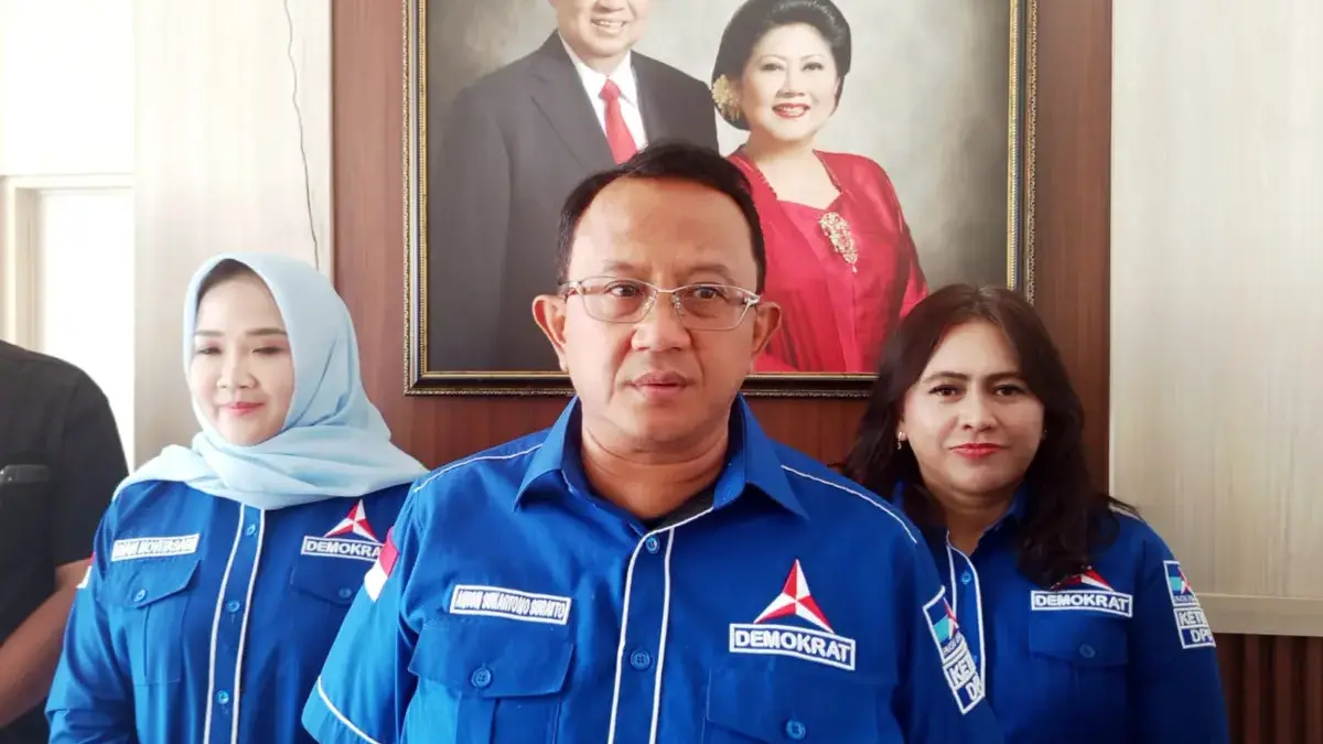 Incumbent Anton Sukartono Suratto (tengah) selepas pendaftaran di Kantor DPD Partai Demokrat, Kamis (13/8). (s